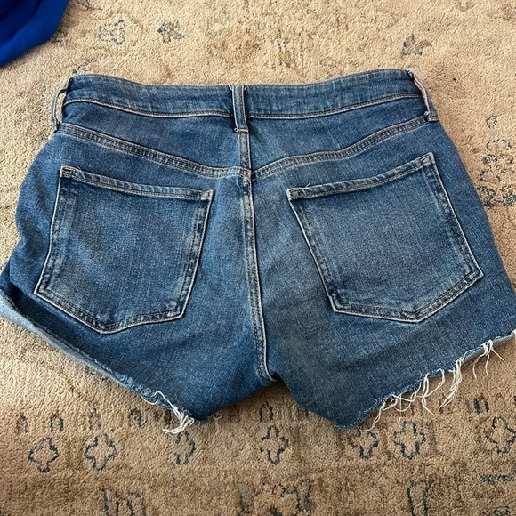 SO CUTE hugs around curves perfectly old navy jean shorts size 10 - Picture 2 of 2